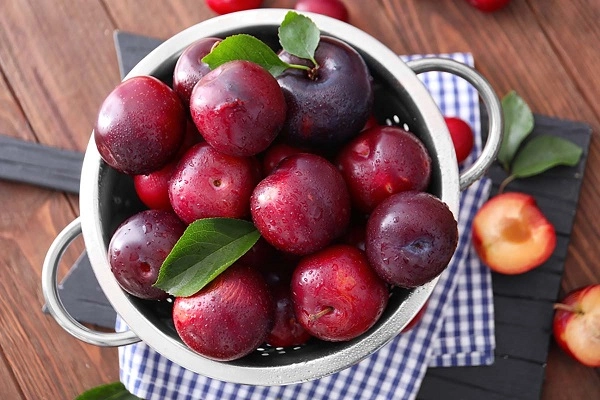 Bầu có ăn mận được không?